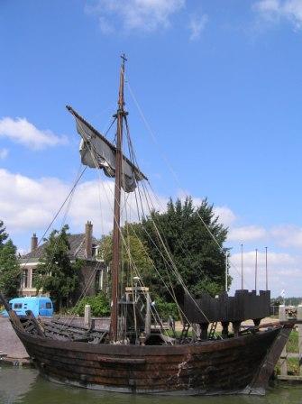 Replica van een koggeschip uit de late middeleeuwen, waarmee grote rijkdom naar de stad Kampen kwam.