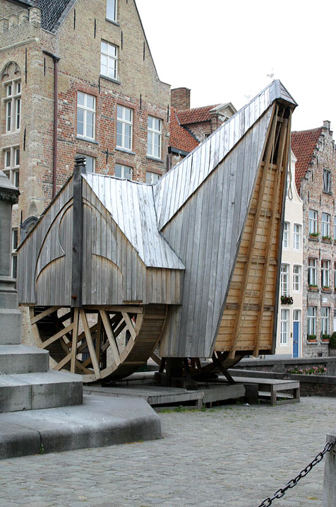 Replica middeleeuwse hijskraan in Brugge